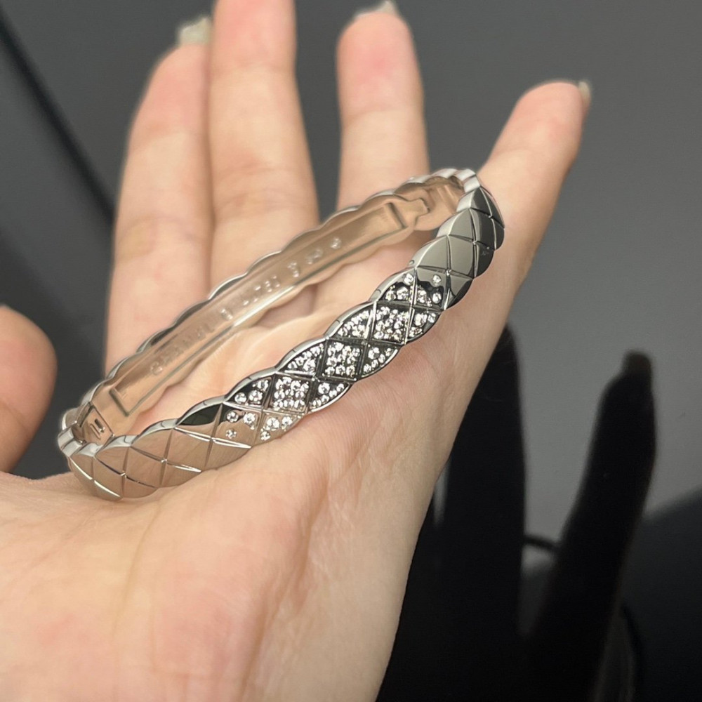 Chanel Bangle . Pef Diamond-Type Lattice, With Diamonds, Top Quality