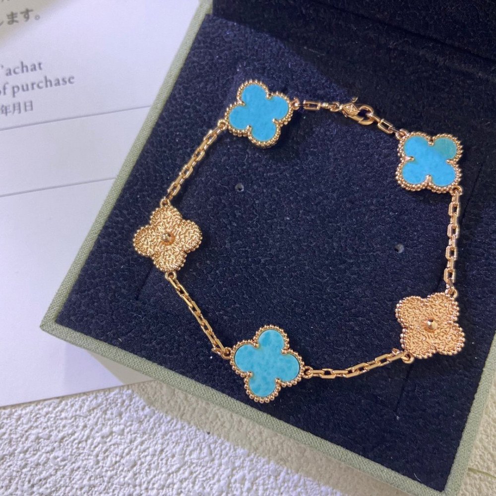 Four Leaf Clover Sky Blue Half Diamond Series Four Leaf Clover Sky Blue Half Diamond Series