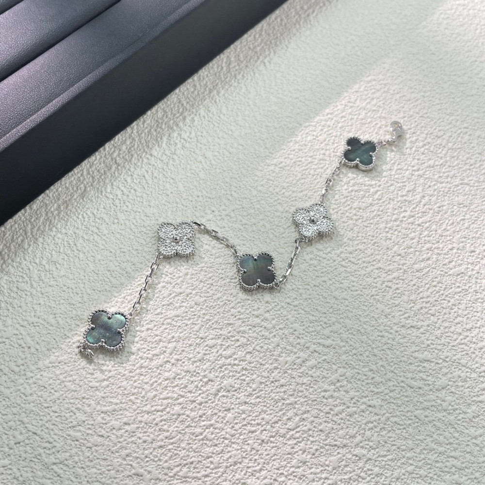 Clover Arctic White Half Diamond Series Clover Arctic White Half Diamond Series