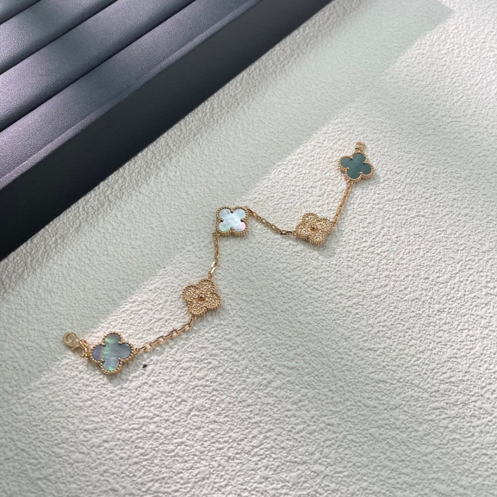 Clover Arctic White Half Diamond Series Clover Arctic White Half Diamond Series