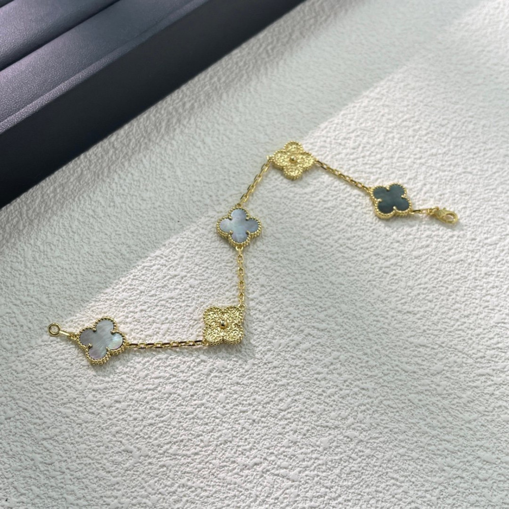 Clover Arctic White Half Diamond Series Clover Arctic White Half Diamond Series