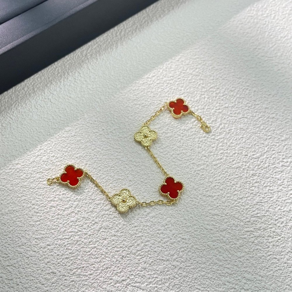 Clover Ruby Half Diamond Series Clover Ruby Half Diamond Series