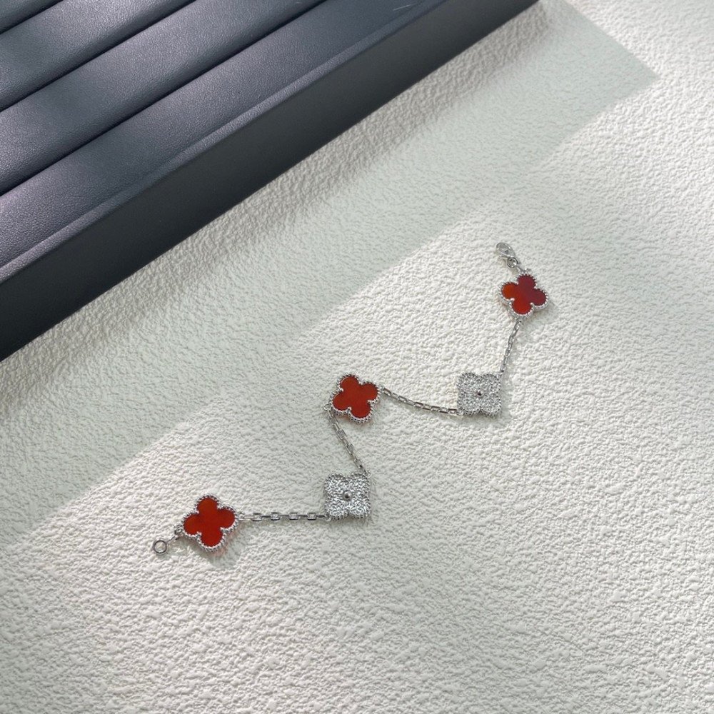 Clover Ruby Half Diamond Series Clover Ruby Half Diamond Series