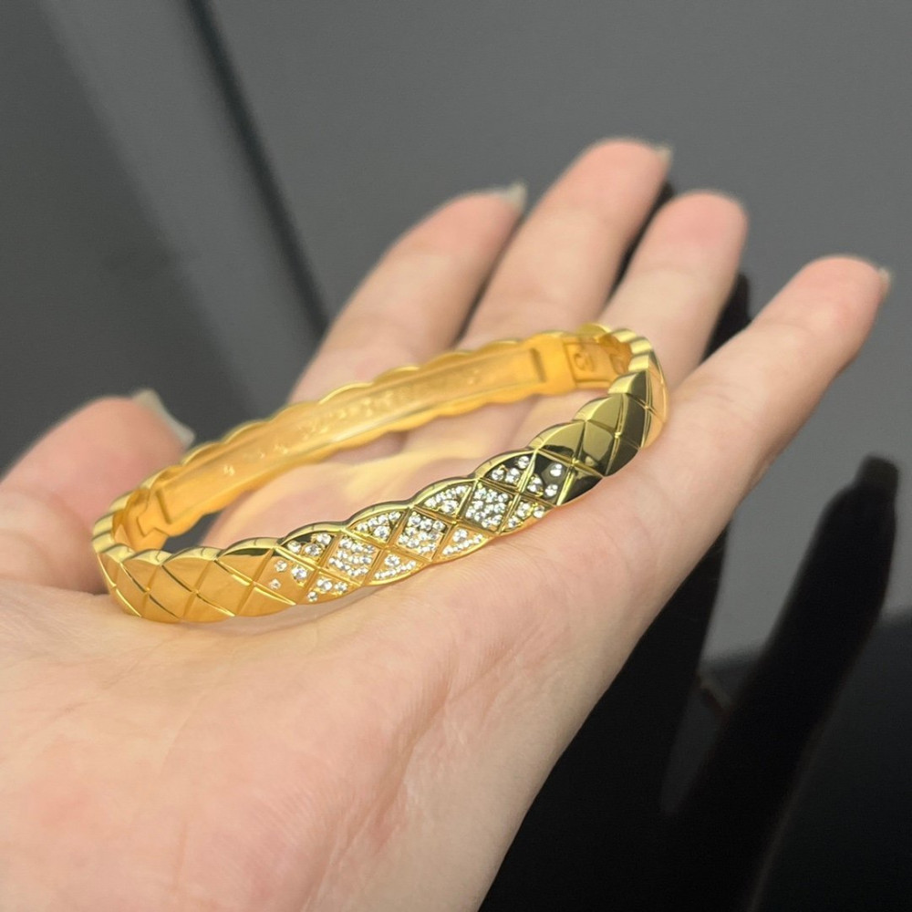 Chanel Bangle . Pef Diamond-Type Lattice, With Diamonds, Top Quality