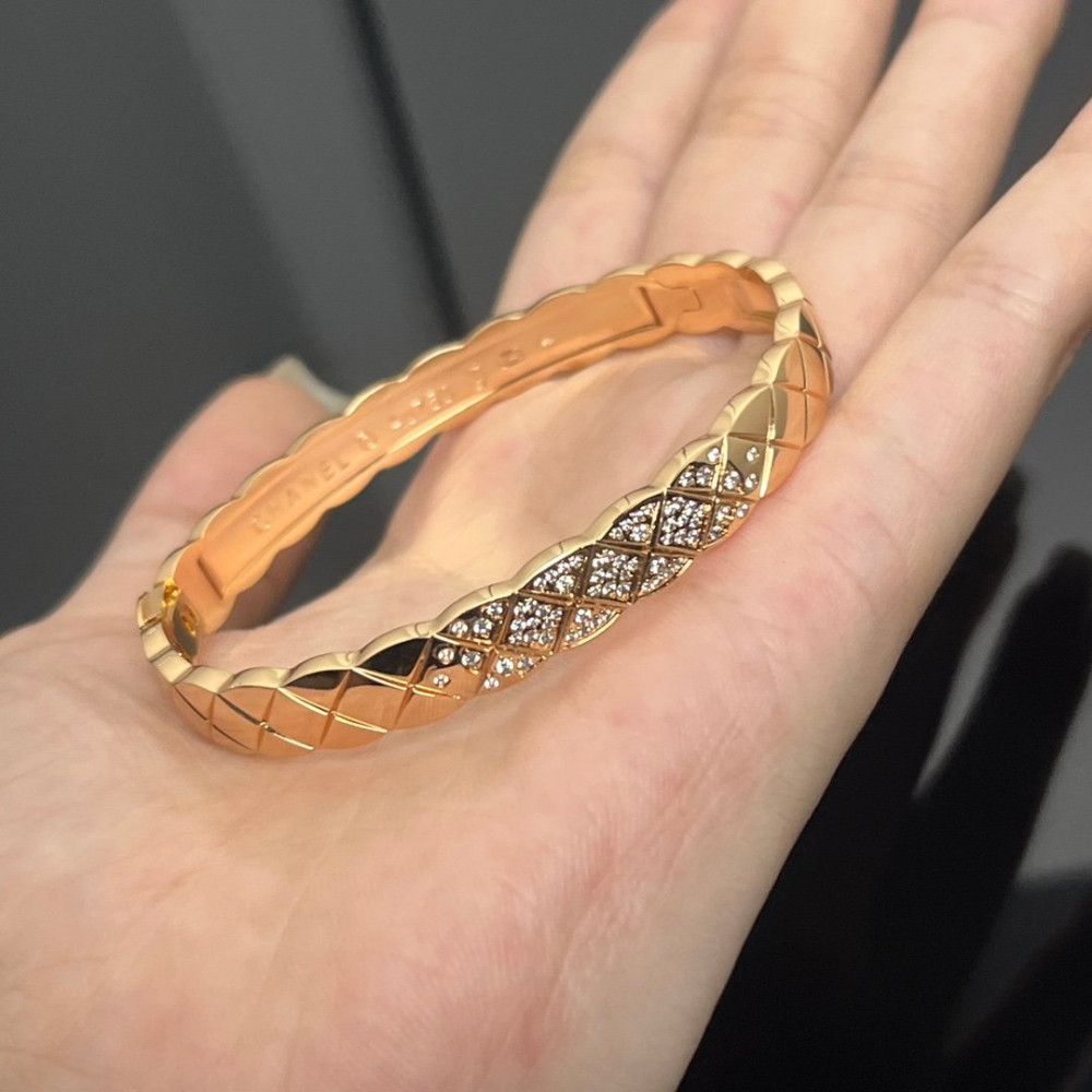 Chanel Bangle . Pef Diamond-Type Lattice, With Diamonds, Top Quality