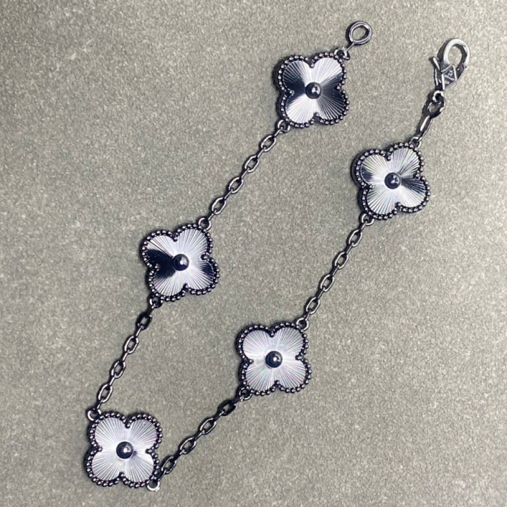 Clover With 5 Flowers –Black Warrior