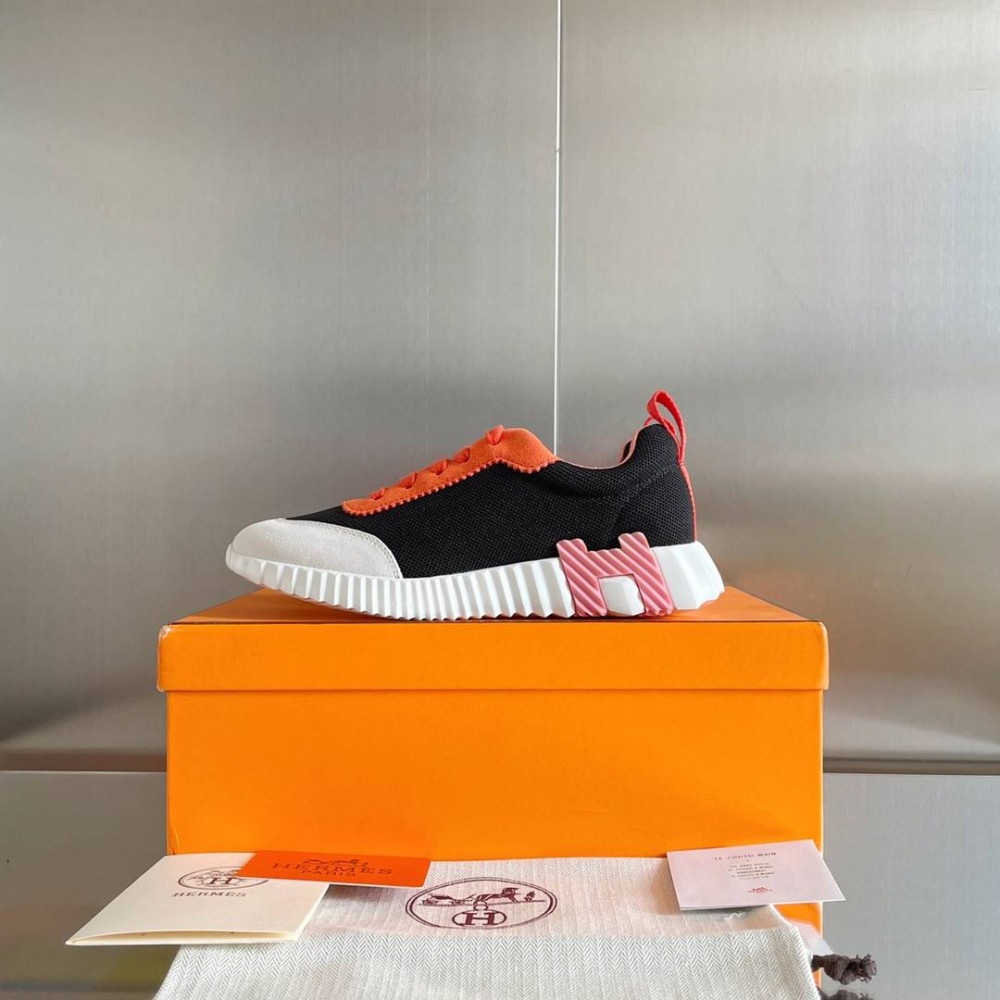 Bouncing Sneaker