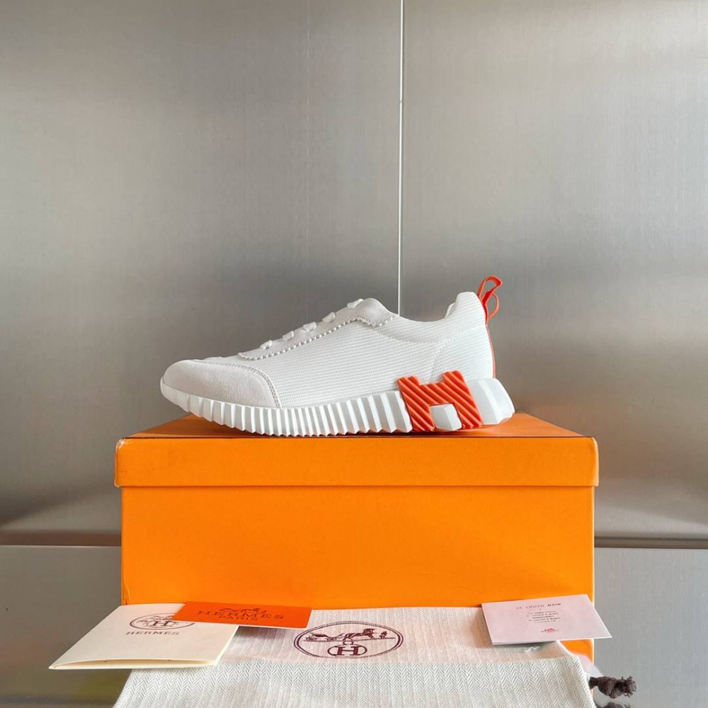 Bouncing Sneaker