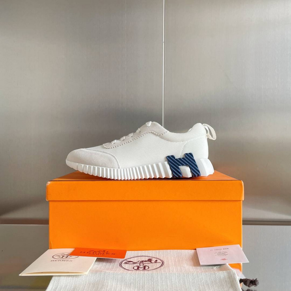 Bouncing Sneaker