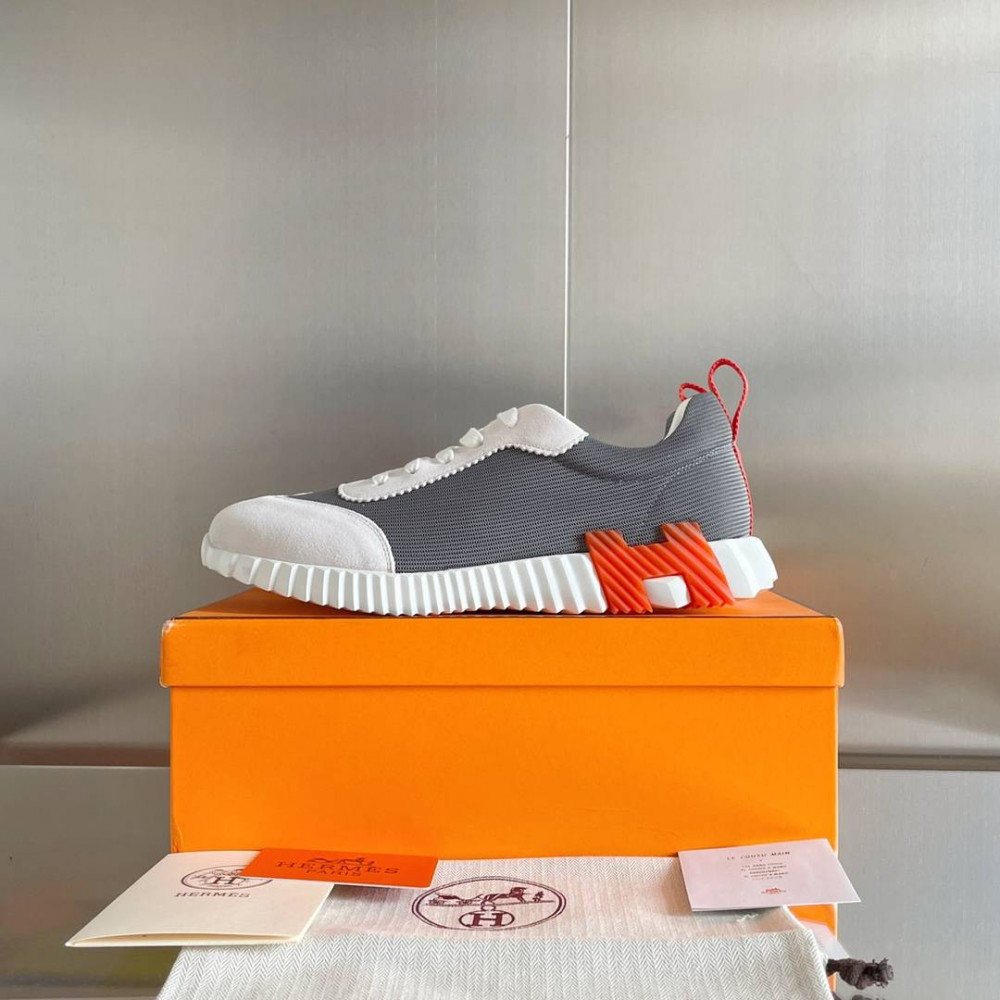 Bouncing Sneaker