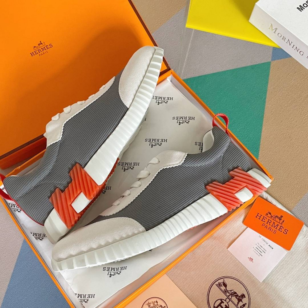 Bouncing Sneaker Bouncing Sneaker
