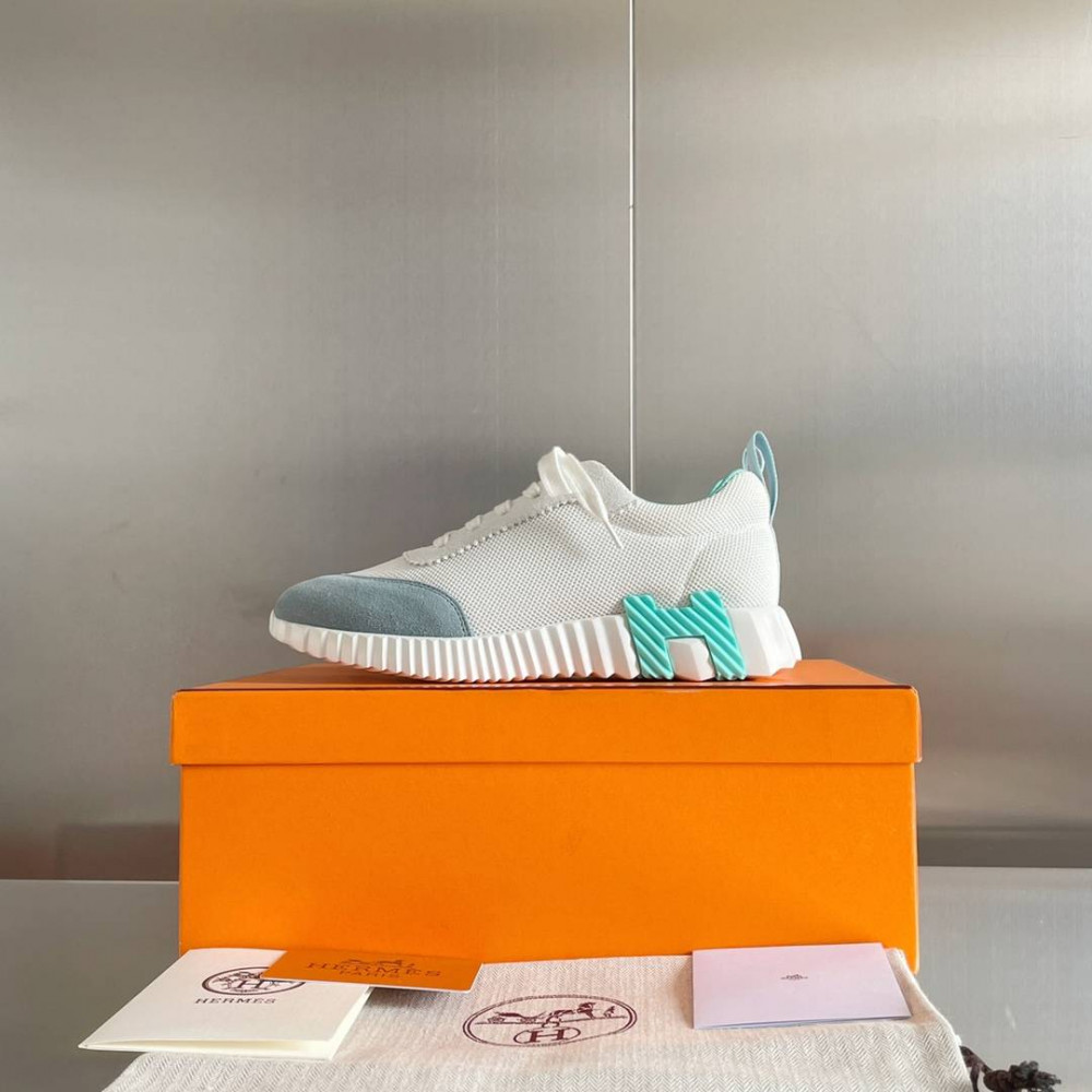 Bouncing Sneaker