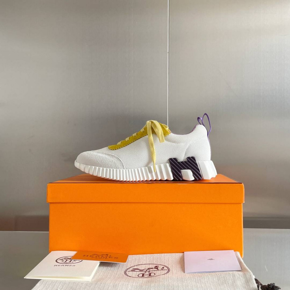 Bouncing Sneaker