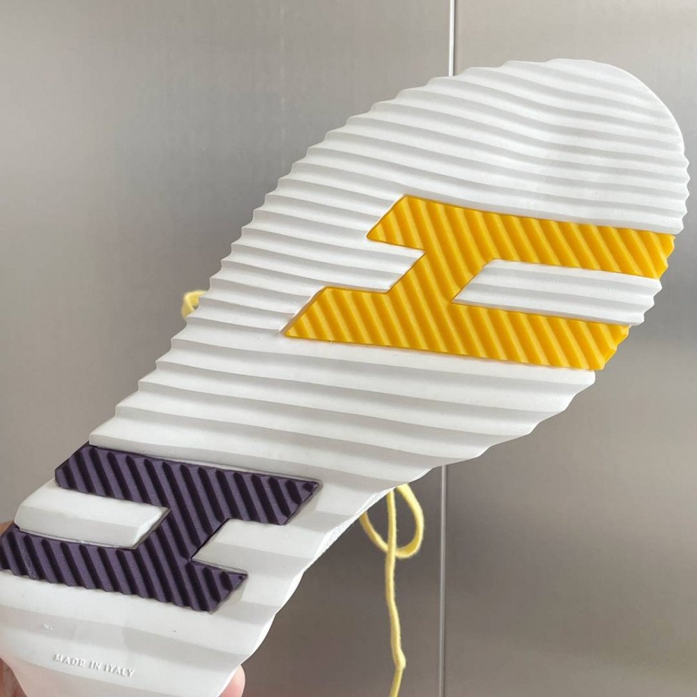 Bouncing Sneaker Bouncing Sneaker