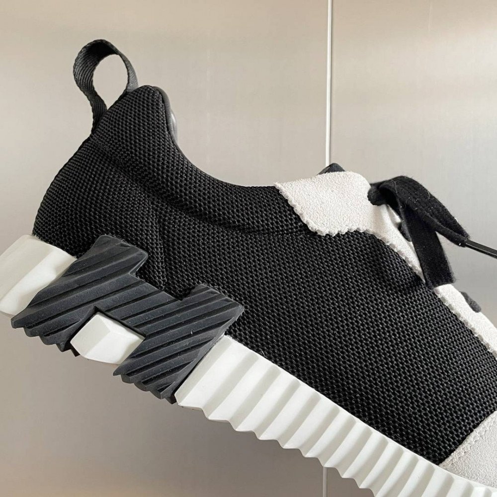 Bouncing Sneaker Bouncing Sneaker