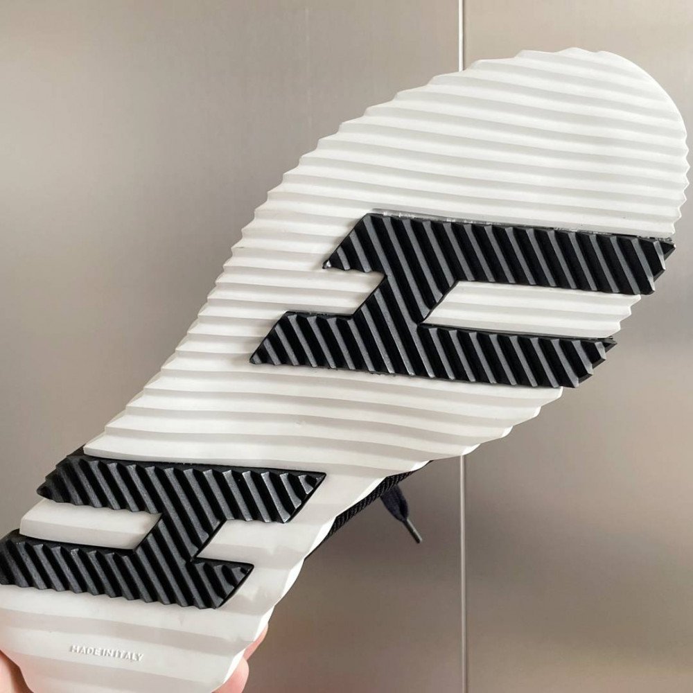 Bouncing Sneaker Bouncing Sneaker