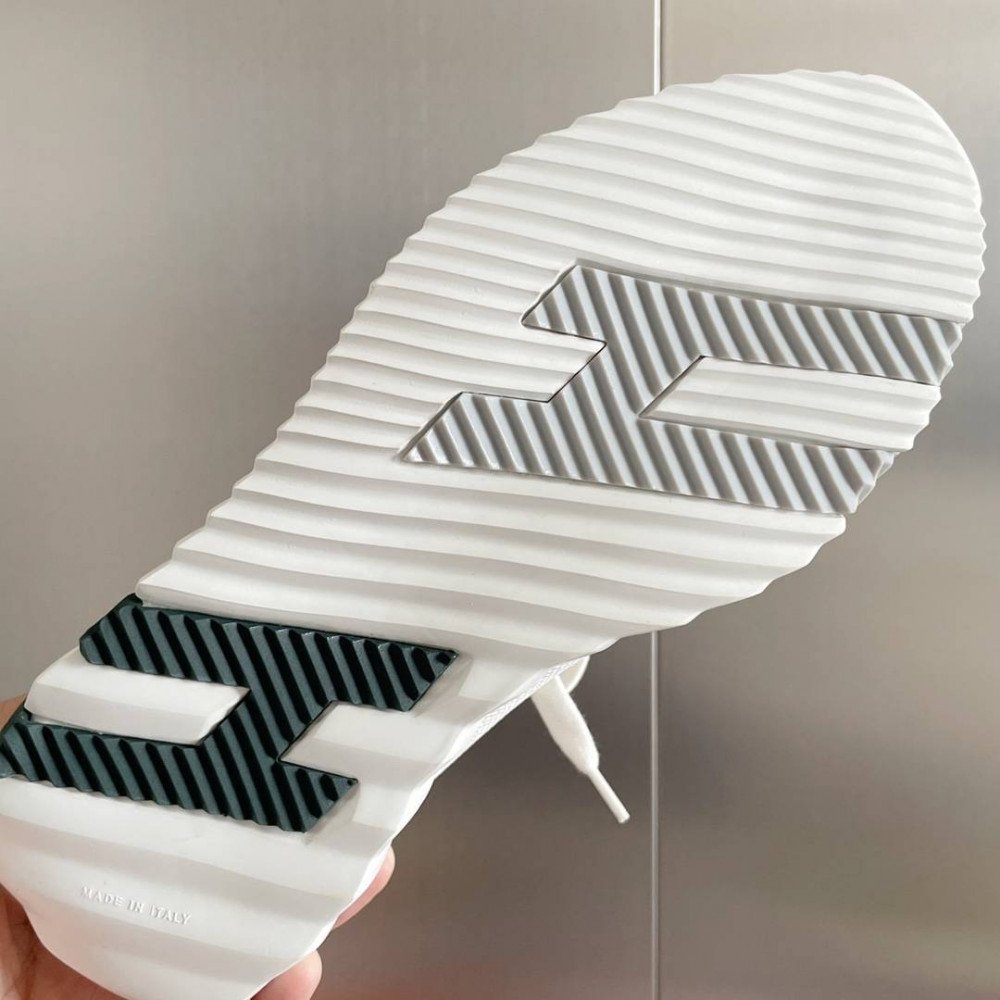Bouncing Sneaker Bouncing Sneaker