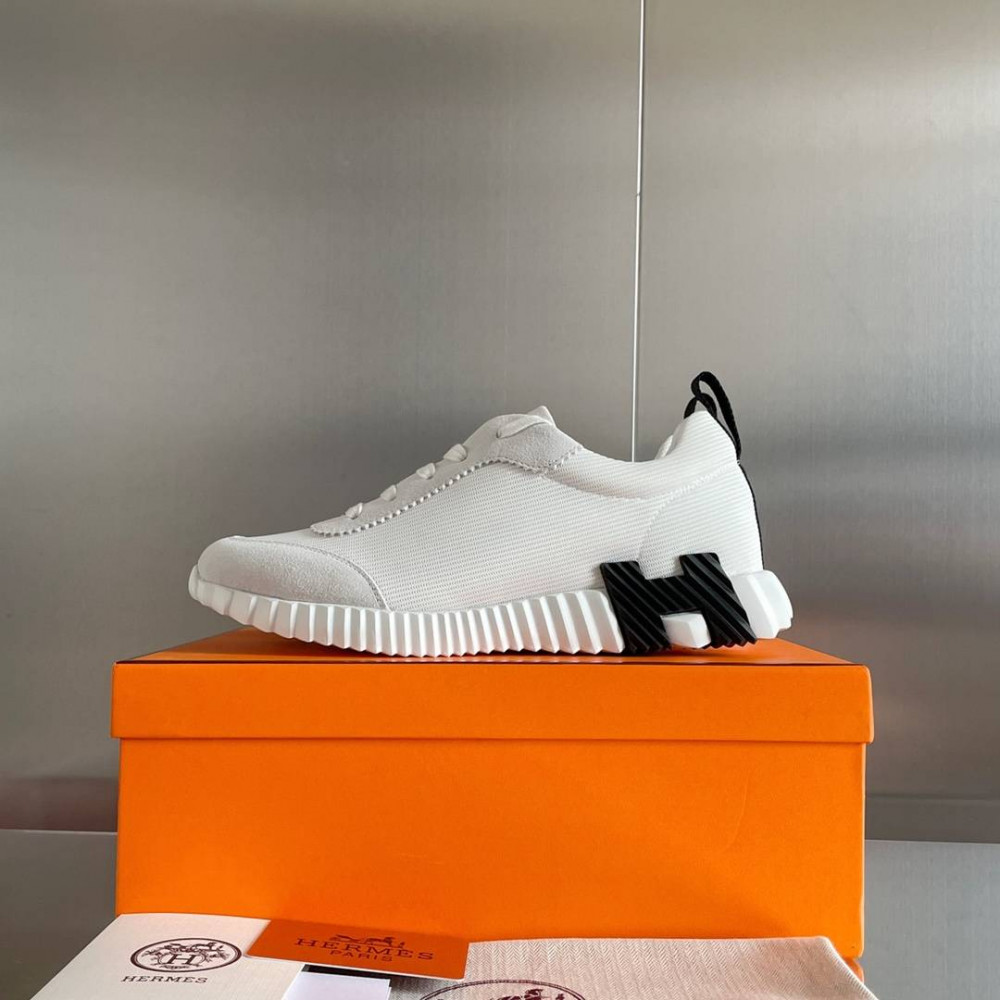Bouncing Sneaker