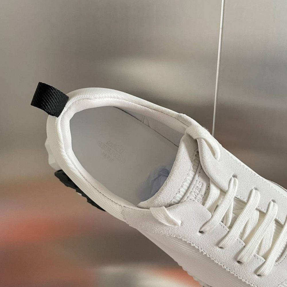 Bouncing Sneaker Bouncing Sneaker