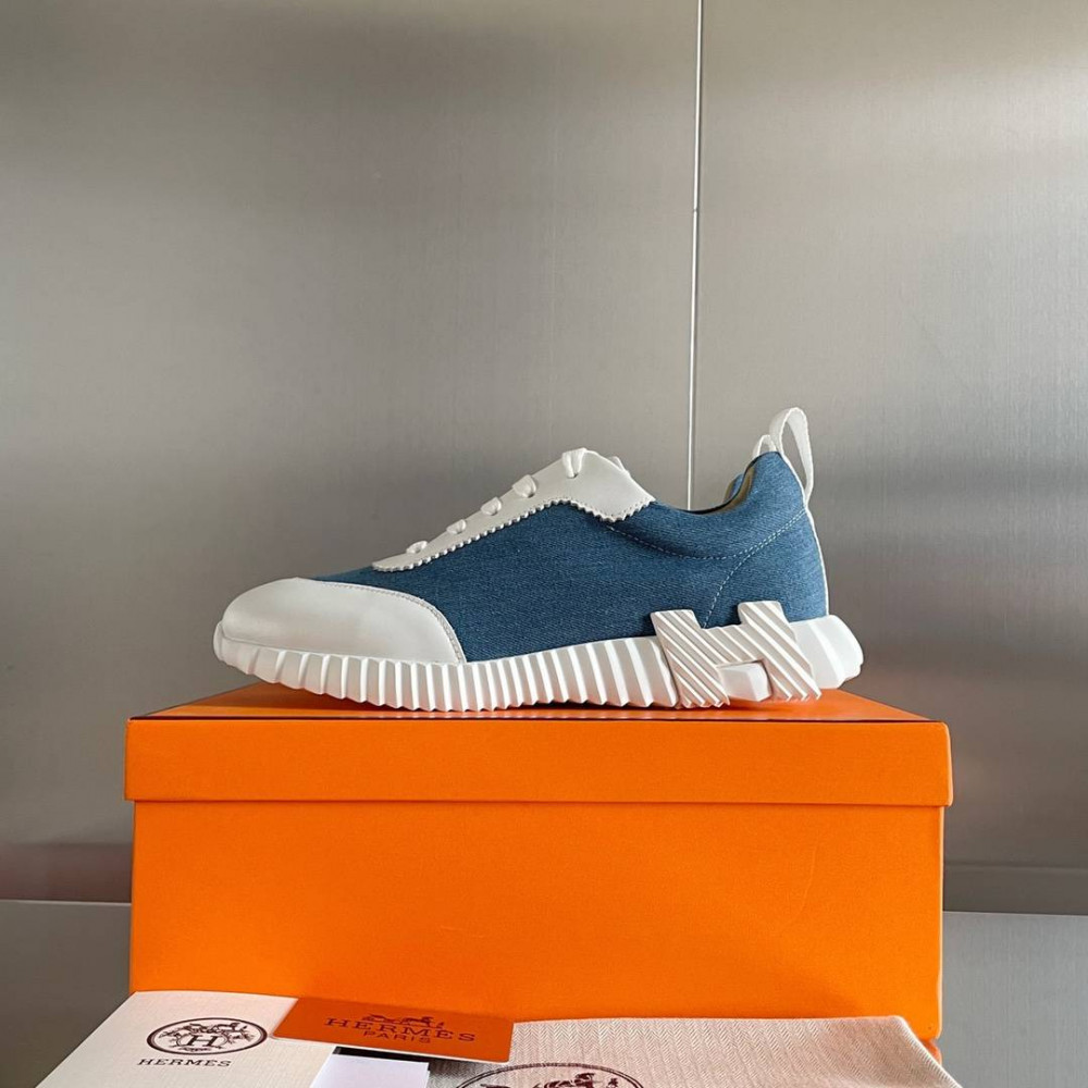 Bouncing Sneaker