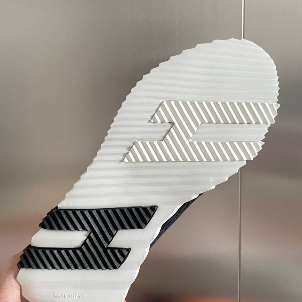 Bouncing Sneaker Bouncing Sneaker