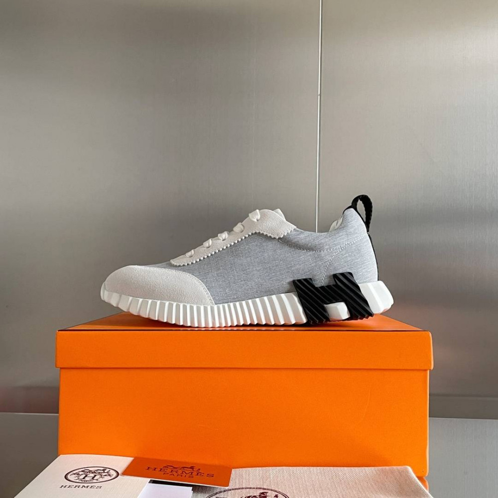 Bouncing Sneaker