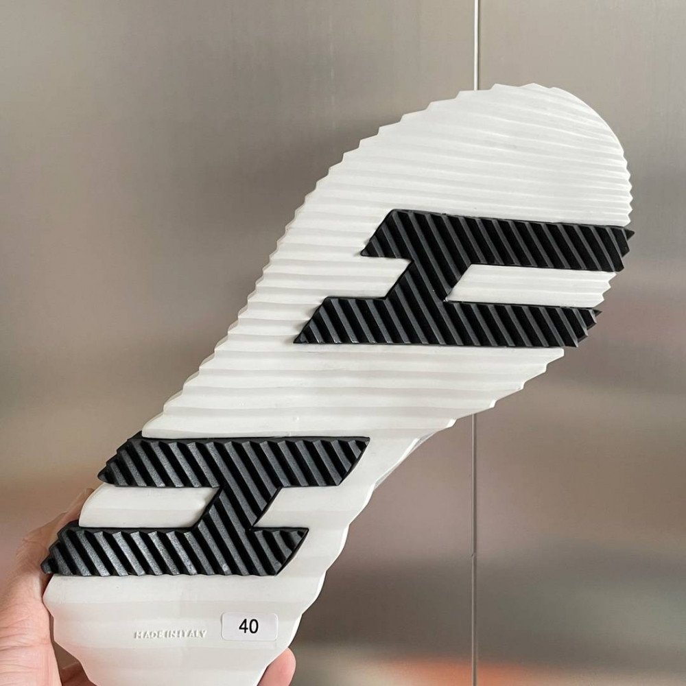 Bouncing Sneaker Bouncing Sneaker