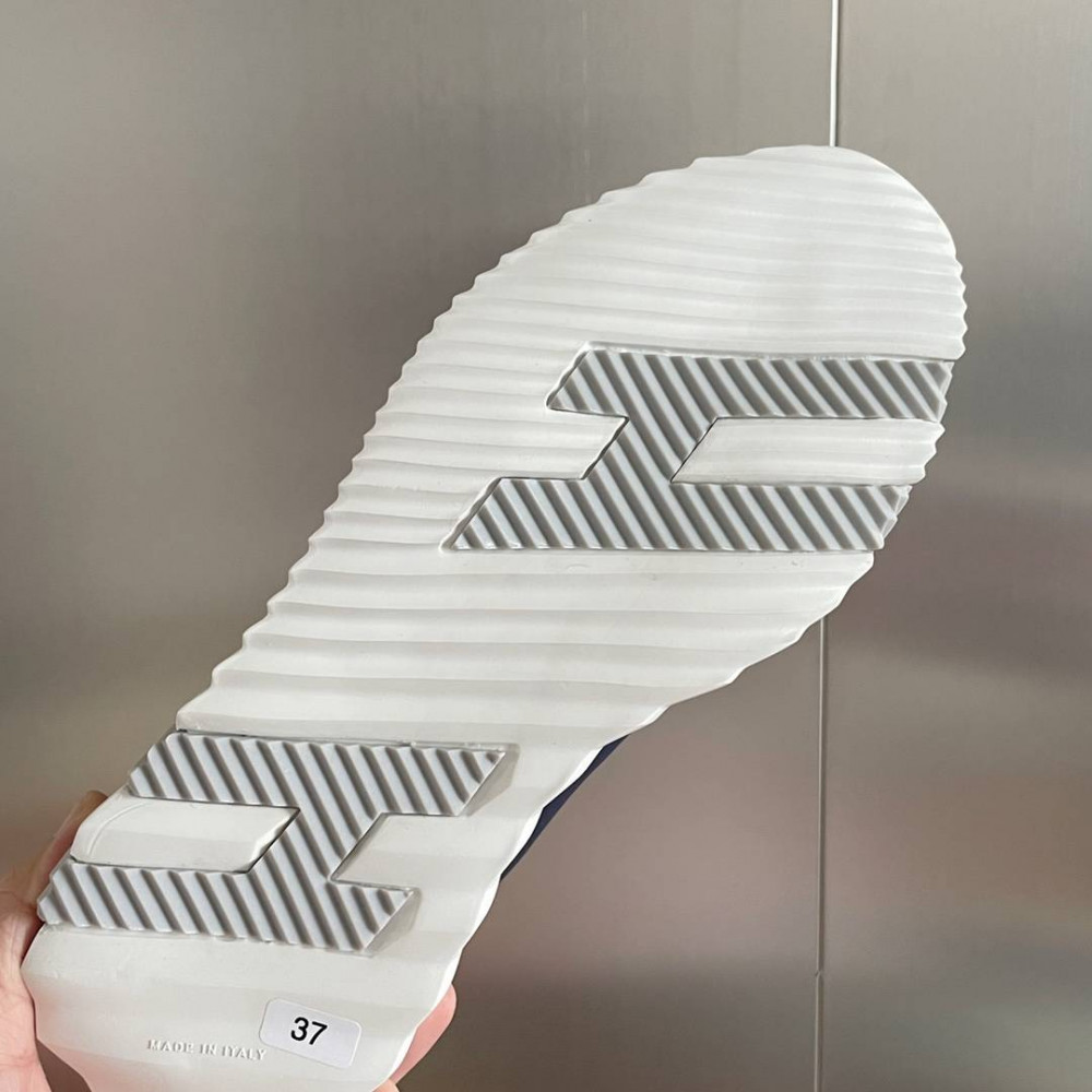 Bouncing Sneaker Bouncing Sneaker