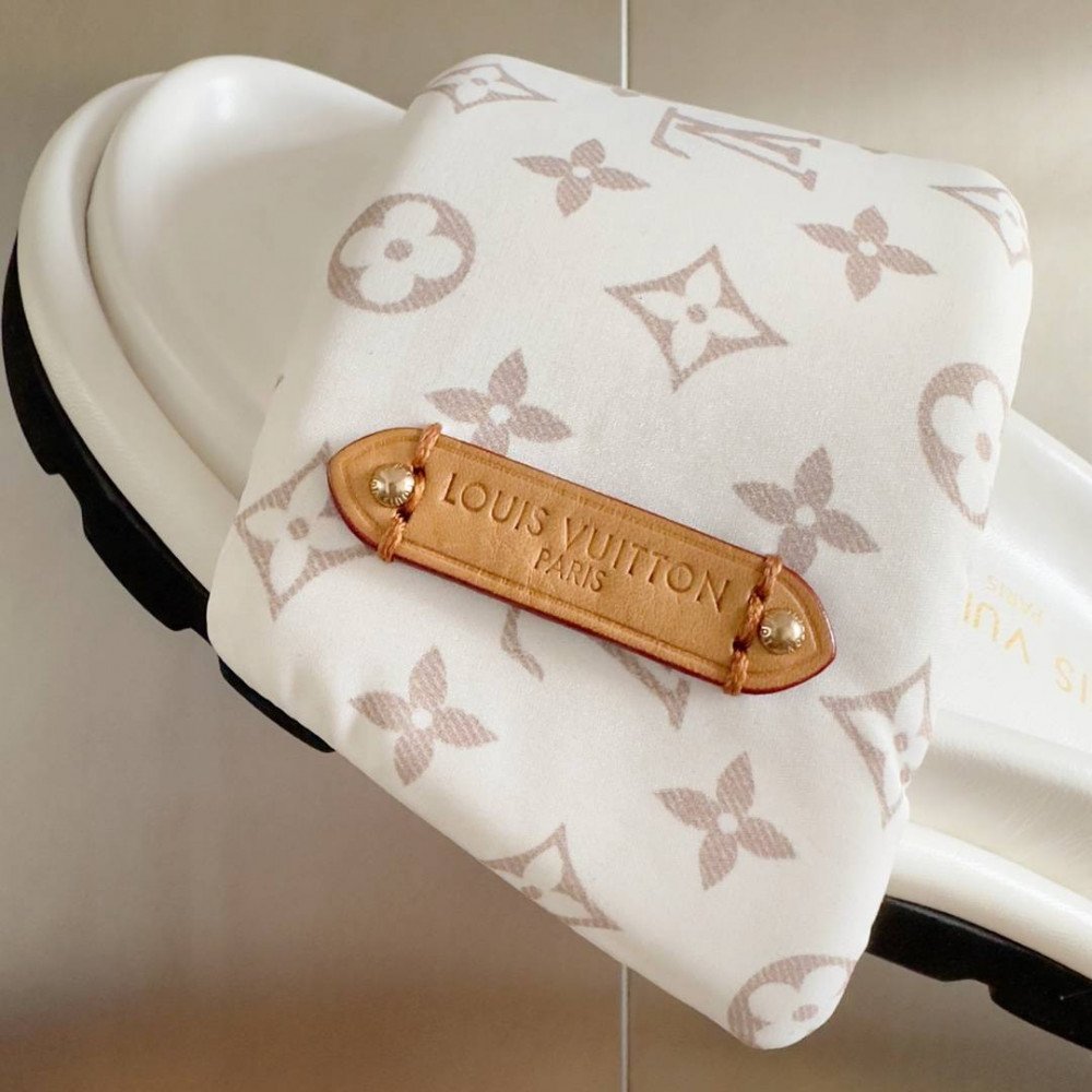 LV Pool Pillow Comfort-17 LV Pool Pillow Comfort-17