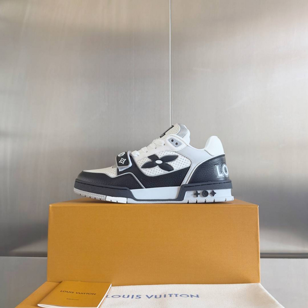 LV Trainer Black and White-004
